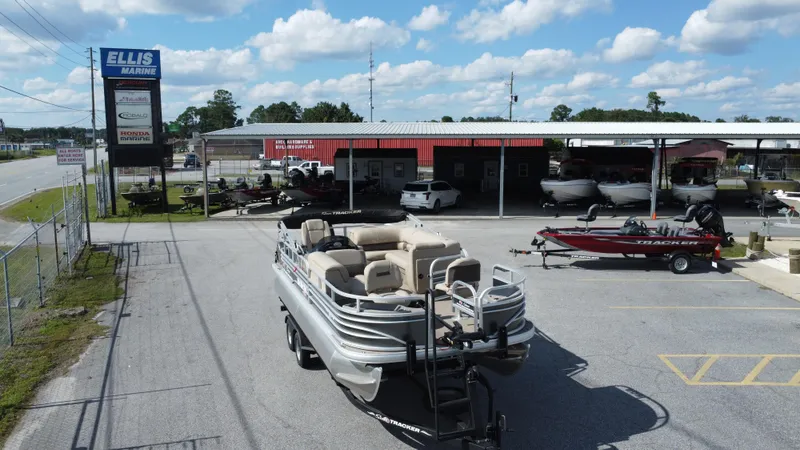 Slide: The Image of Sun Tracker Fishin' Barge 20 DLX 2023 - 13