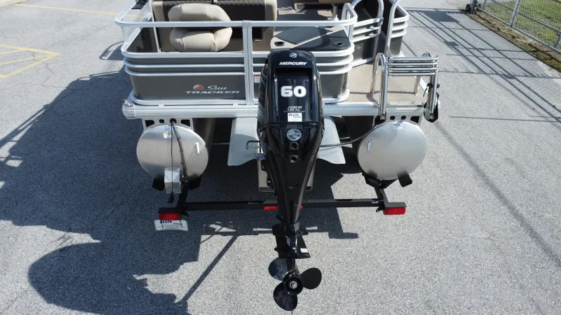 Slide: The Image of Sun Tracker Fishin' Barge 20 DLX 2023 - 19