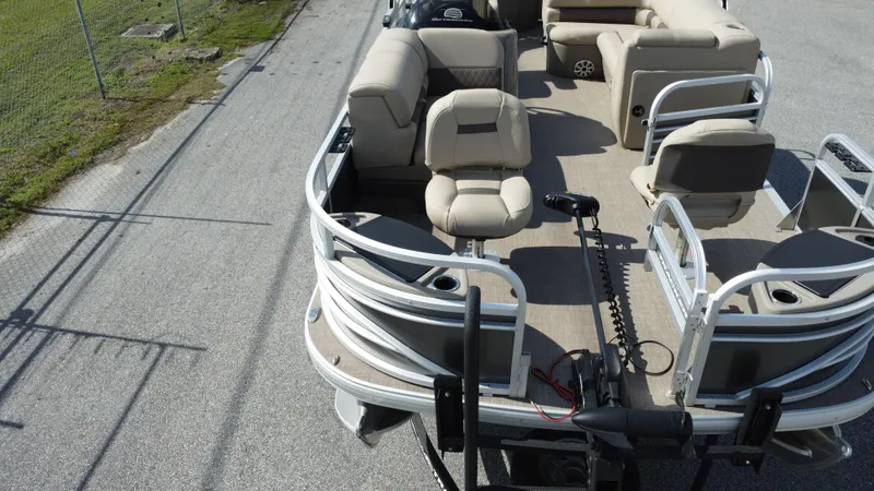 Slide: The Image of Sun Tracker Fishin' Barge 20 DLX 2023 - 4