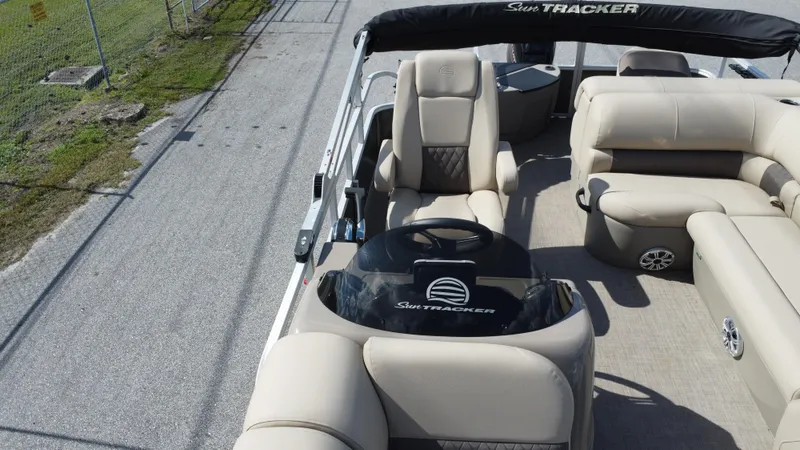 Slide: The Image of Sun Tracker Fishin' Barge 20 DLX 2023 - 5
