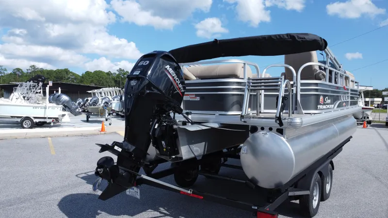 Slide: The Image of Sun Tracker Fishin' Barge 20 DLX 2023 - 7