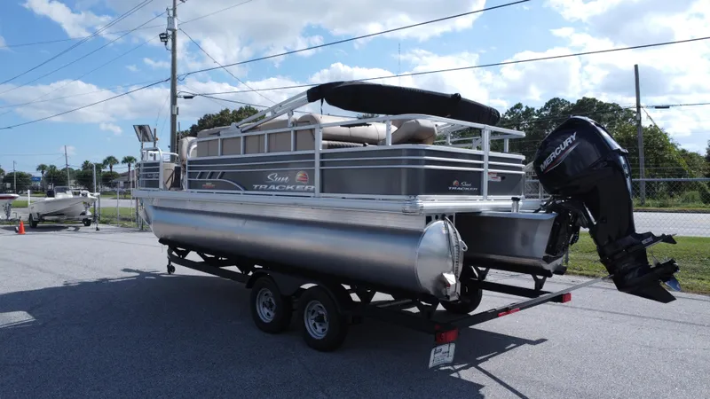 Slide: The Image of Sun Tracker Fishin' Barge 20 DLX 2023 - 8
