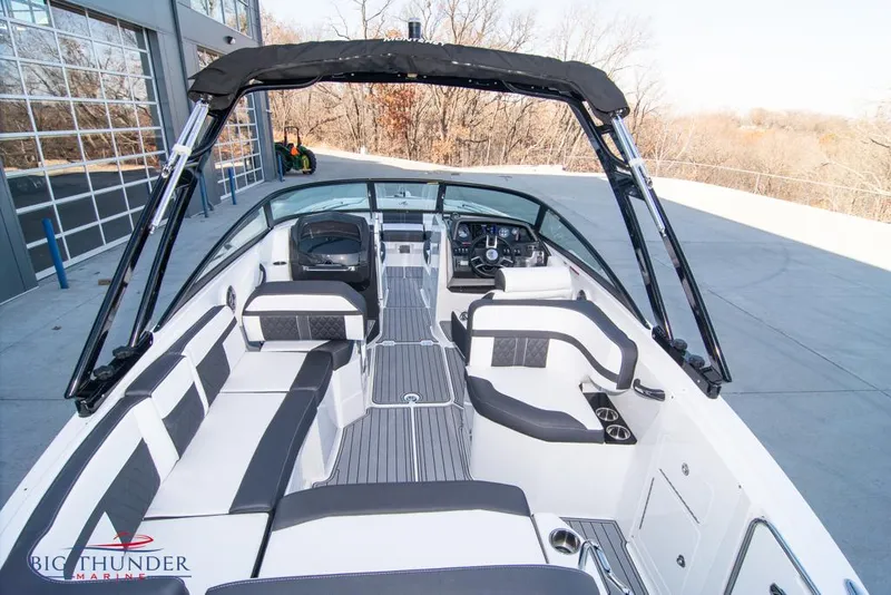 Slide: The Image of 2023 Monterey M6 boat with spacious seating and modern design at Big Thunder Marine. - 21