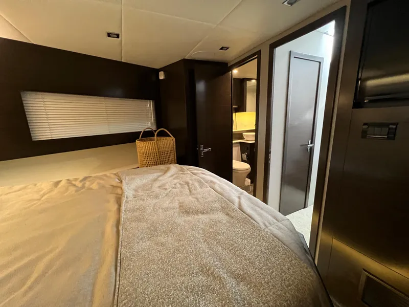 Slide: The Image of Cruisers Yachts 46 Cantius 2020 - 83