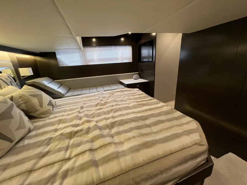 Slide: The Image of Cruisers Yachts 46 Cantius 2020 - 90