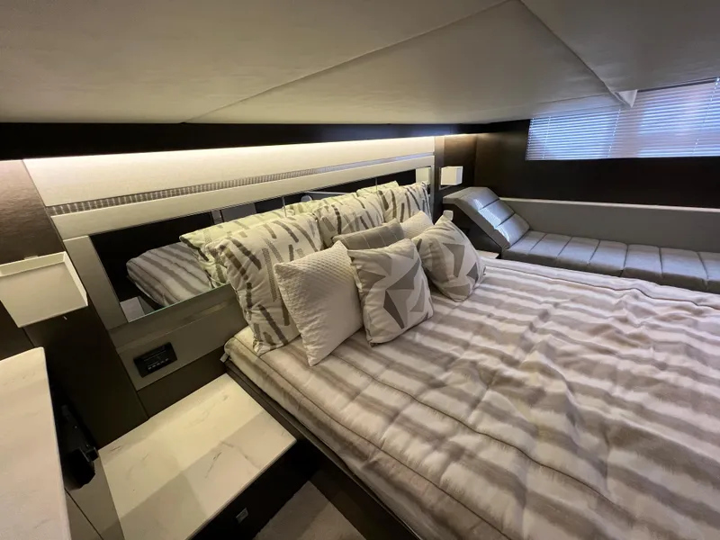 Slide: The Image of Cruisers Yachts 46 Cantius 2020 - 91