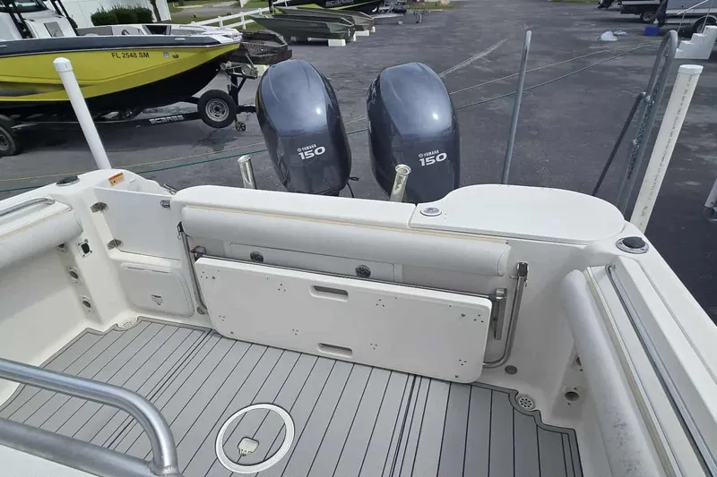 Slide: The Image of 2004 Wellcraft 252 Fisherman boat with Yamaha 150 engines, docked in a marina. - 18