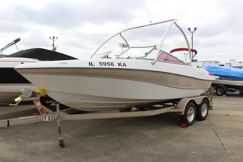 The Image of 2005 Four Winns HORIZON 200 boat on trailer, parked outdoors. - 12