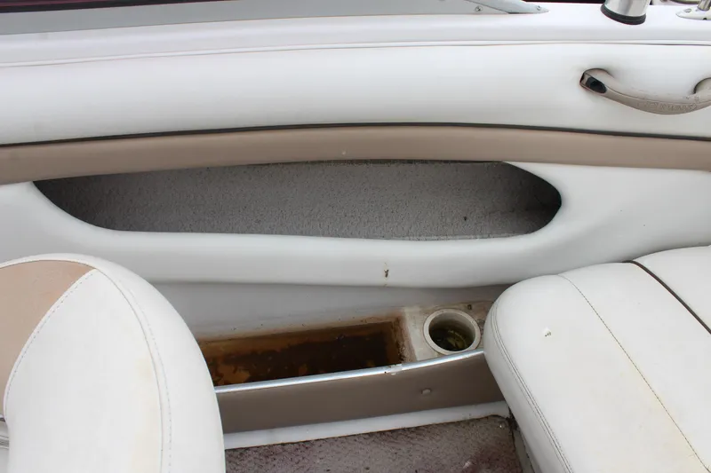 Slide: The Image of 2005 Four Winns HORIZON 200 boat interior with white and beige seating. - 23