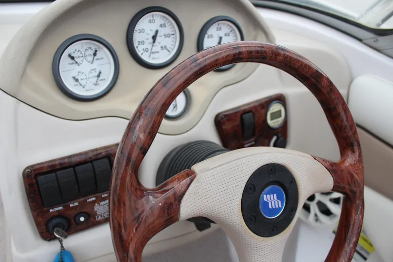 Slide: The Image of Steering wheel and dashboard of 2005 Four Winns HORIZON 200 boat. - 32