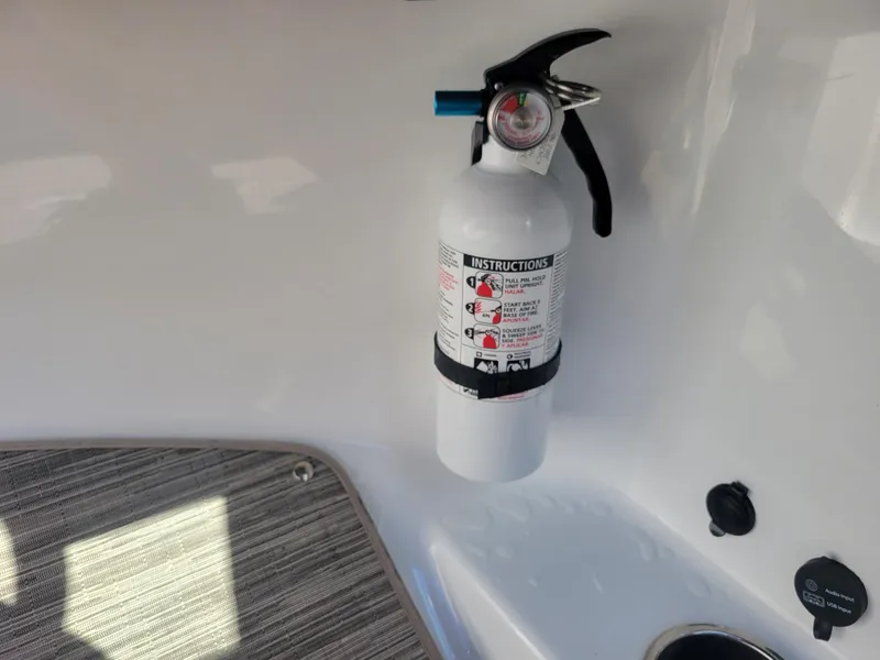 Slide: The Image of Four Winns HD 220 OB 2020 - 16