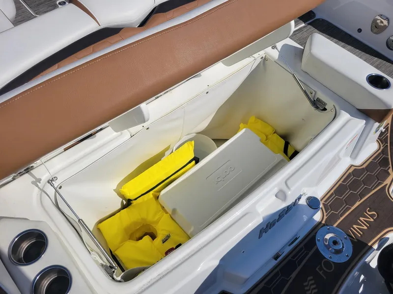 Slide: The Image of Four Winns HD 220 OB 2020 - 22