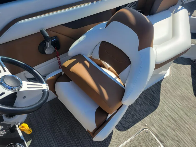 Slide: The Image of Four Winns HD 220 OB 2020 - 8