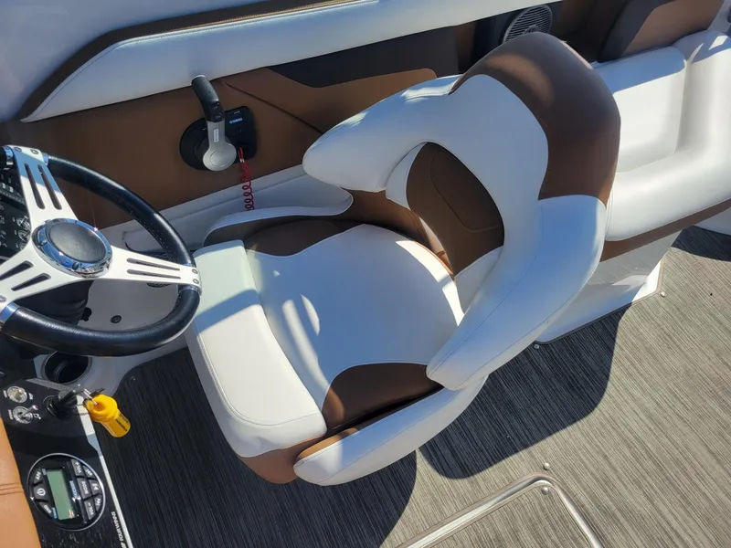 Slide: The Image of Four Winns HD 220 OB 2020 - 9