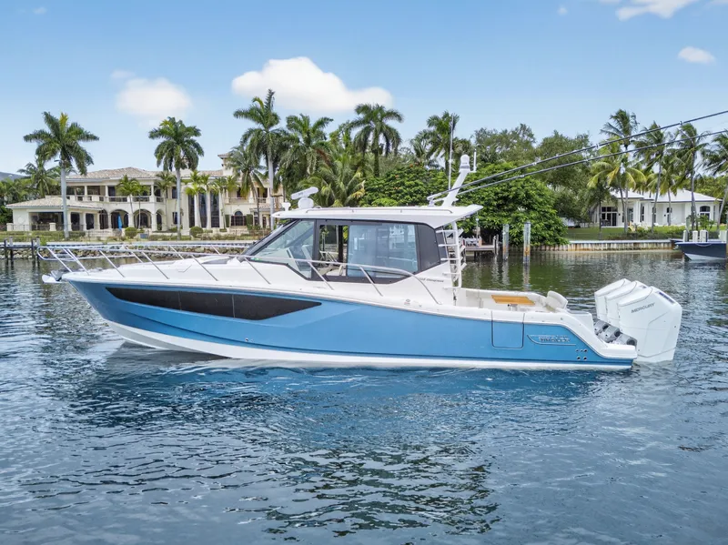 Slide: The Image of Boston Whaler 405 CONQUEST 2024 - 0