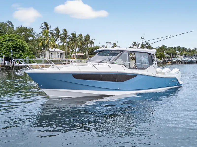 Slide: The Image of Boston Whaler 405 CONQUEST 2024 - 1