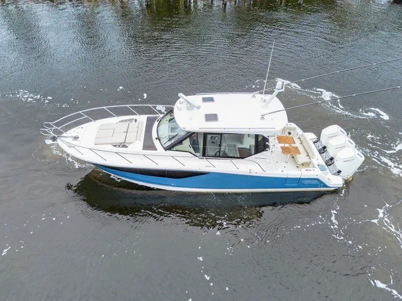 Slide: The Image of Boston Whaler 405 CONQUEST 2024 - 10