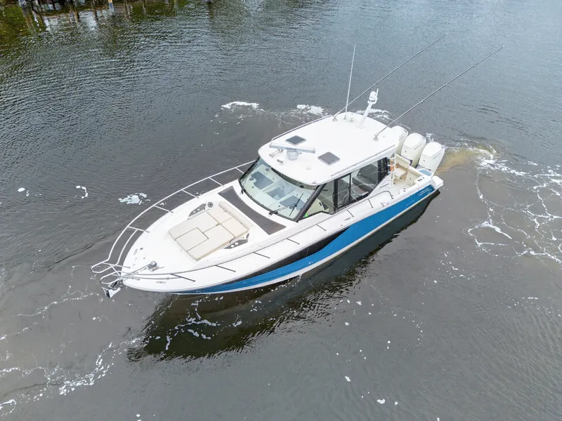 Slide: The Image of Boston Whaler 405 CONQUEST 2024 - 11