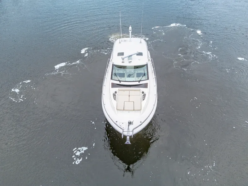 Slide: The Image of Boston Whaler 405 CONQUEST 2024 - 12