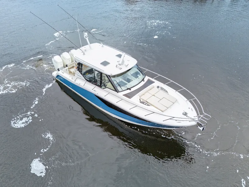 Slide: The Image of Boston Whaler 405 CONQUEST 2024 - 13