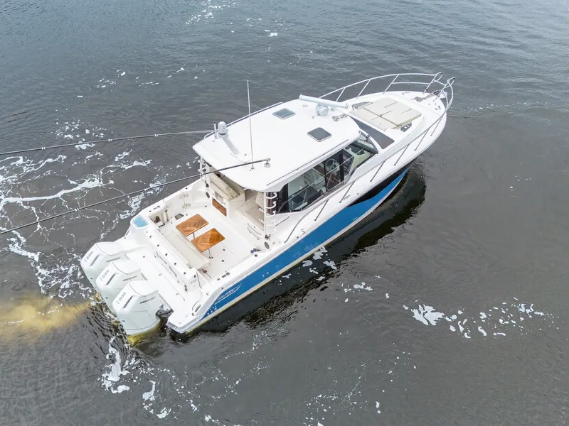 Slide: The Image of Boston Whaler 405 CONQUEST 2024 - 14