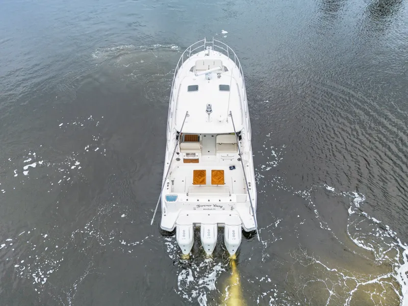 Slide: The Image of Boston Whaler 405 CONQUEST 2024 - 15