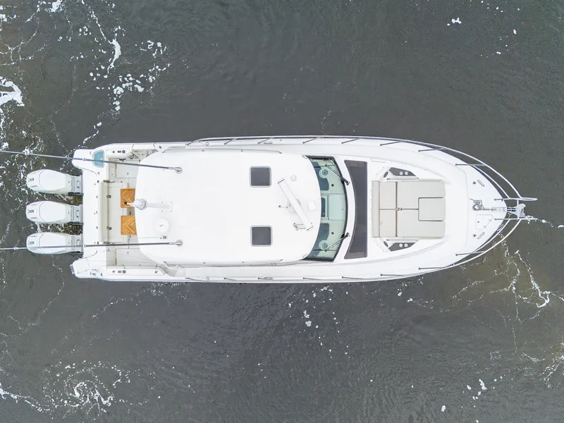 Slide: The Image of Boston Whaler 405 CONQUEST 2024 - 16