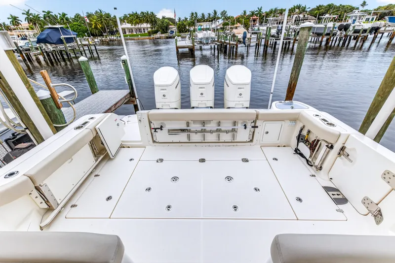 Slide: The Image of Boston Whaler 405 CONQUEST 2024 - 17