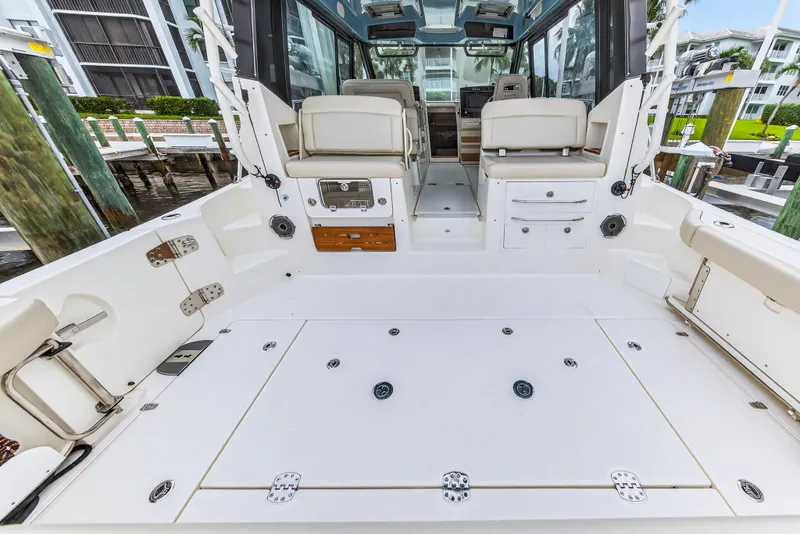 Slide: The Image of Boston Whaler 405 CONQUEST 2024 - 18