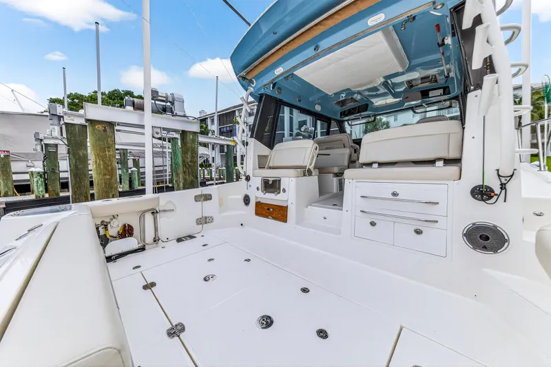 Slide: The Image of Boston Whaler 405 CONQUEST 2024 - 19