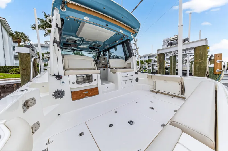 Slide: The Image of Boston Whaler 405 CONQUEST 2024 - 20