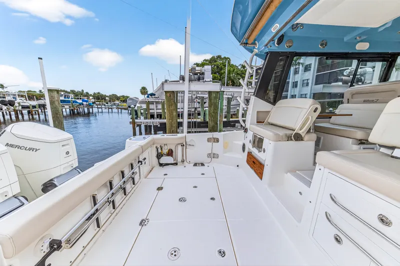 Slide: The Image of Boston Whaler 405 CONQUEST 2024 - 21