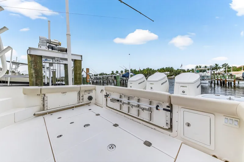 Slide: The Image of Boston Whaler 405 CONQUEST 2024 - 22