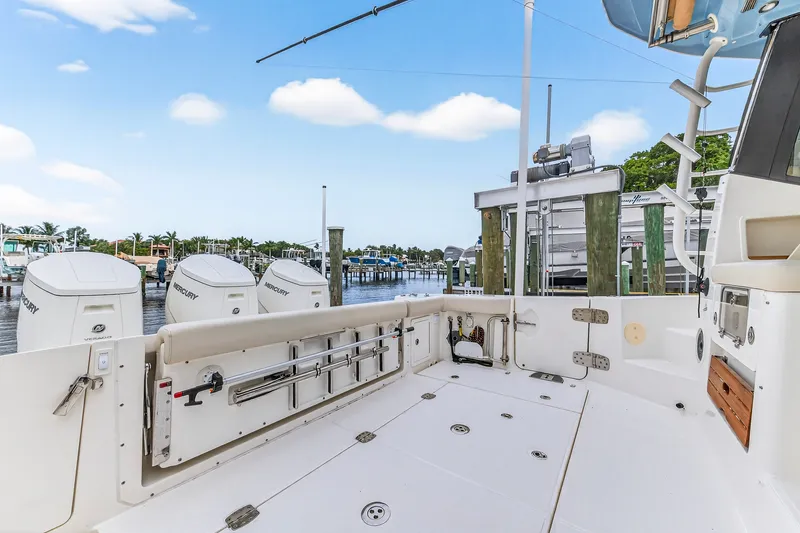 Slide: The Image of Boston Whaler 405 CONQUEST 2024 - 23