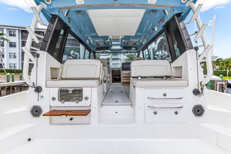 Slide: The Image of Boston Whaler 405 CONQUEST 2024 - 24