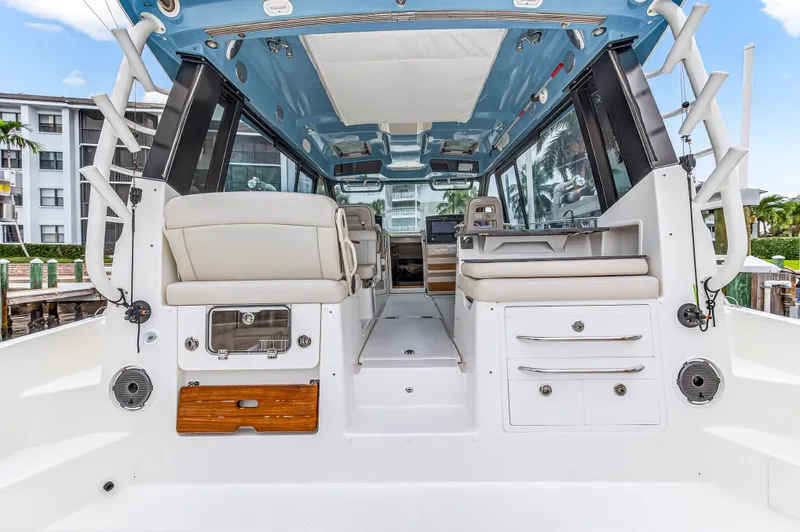 Slide: The Image of Boston Whaler 405 CONQUEST 2024 - 25