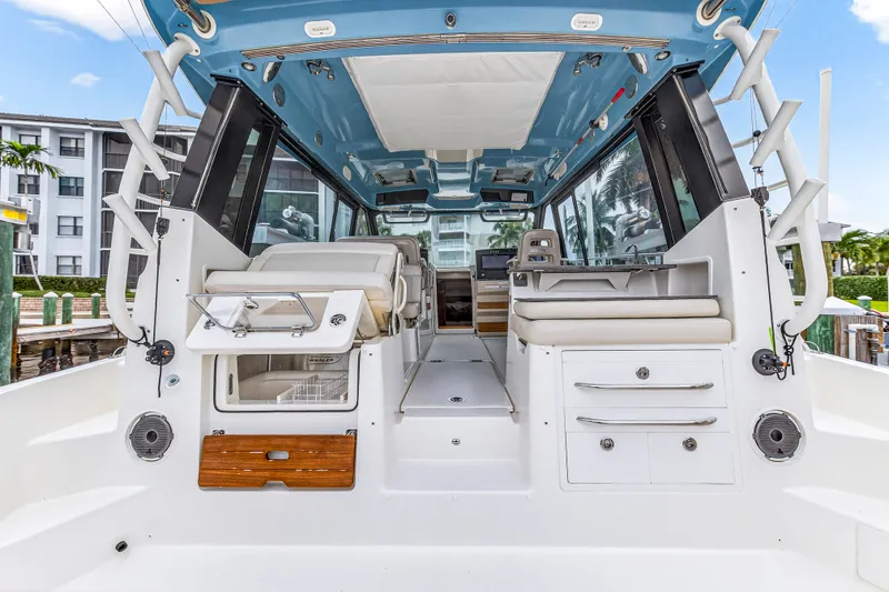 Slide: The Image of Boston Whaler 405 CONQUEST 2024 - 26