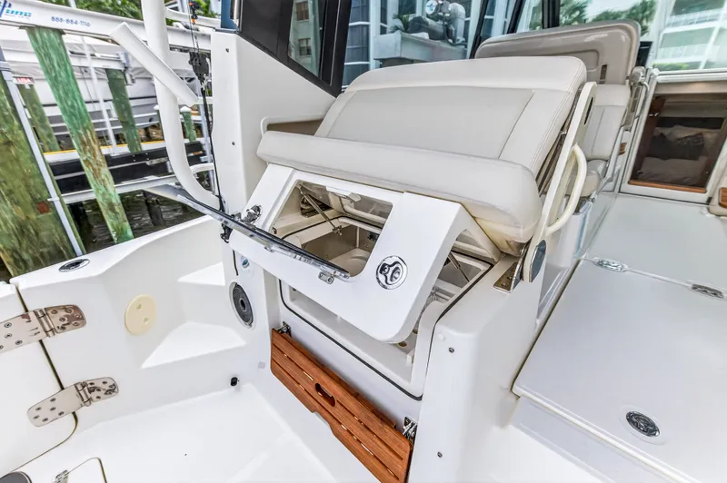 Slide: The Image of Boston Whaler 405 CONQUEST 2024 - 27