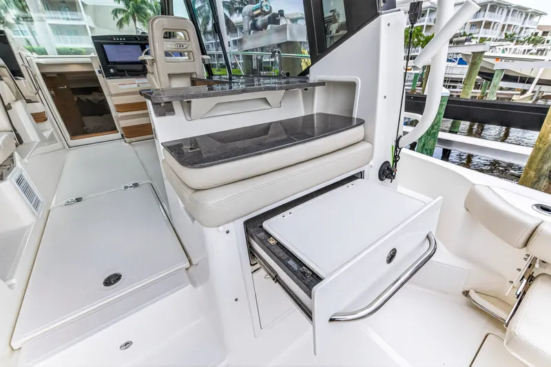 Slide: The Image of Boston Whaler 405 CONQUEST 2024 - 28