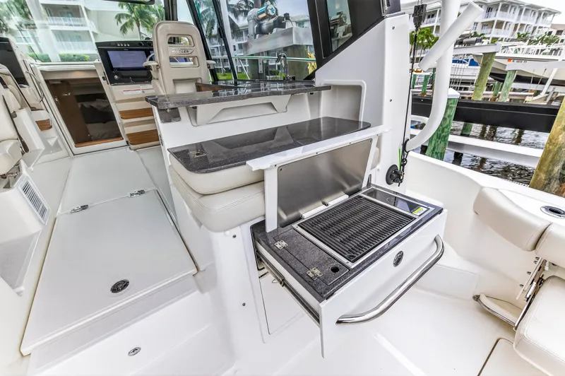 Slide: The Image of Boston Whaler 405 CONQUEST 2024 - 29