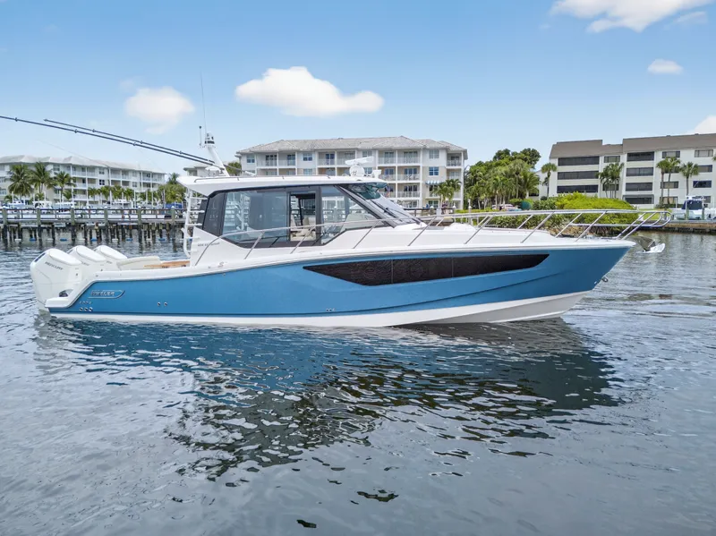 Slide: The Image of Boston Whaler 405 CONQUEST 2024 - 3