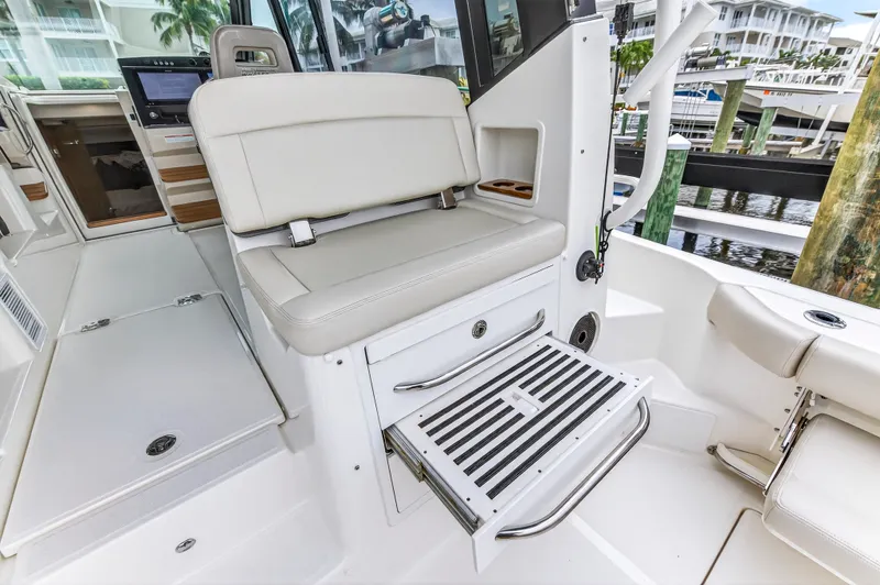 Slide: The Image of Boston Whaler 405 CONQUEST 2024 - 30