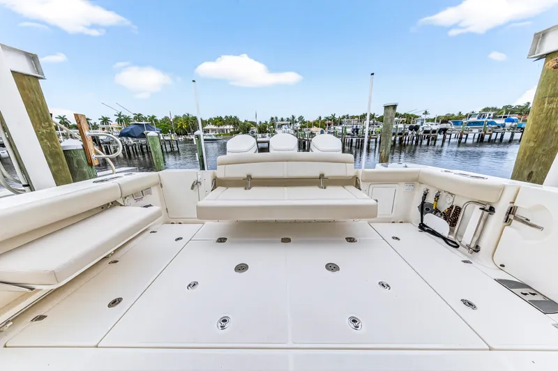 Slide: The Image of Boston Whaler 405 CONQUEST 2024 - 31