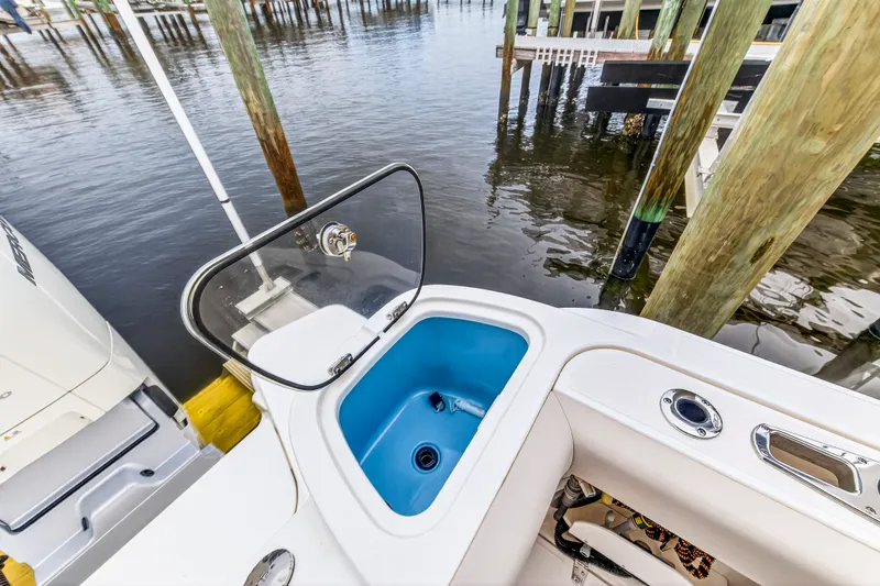 Slide: The Image of Boston Whaler 405 CONQUEST 2024 - 32