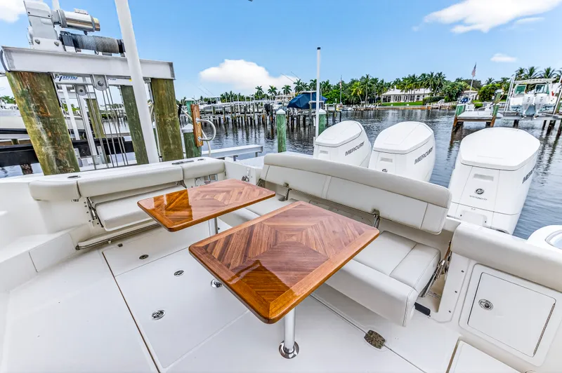 Slide: The Image of Boston Whaler 405 CONQUEST 2024 - 34