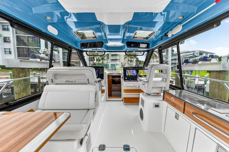 Slide: The Image of Boston Whaler 405 CONQUEST 2024 - 35