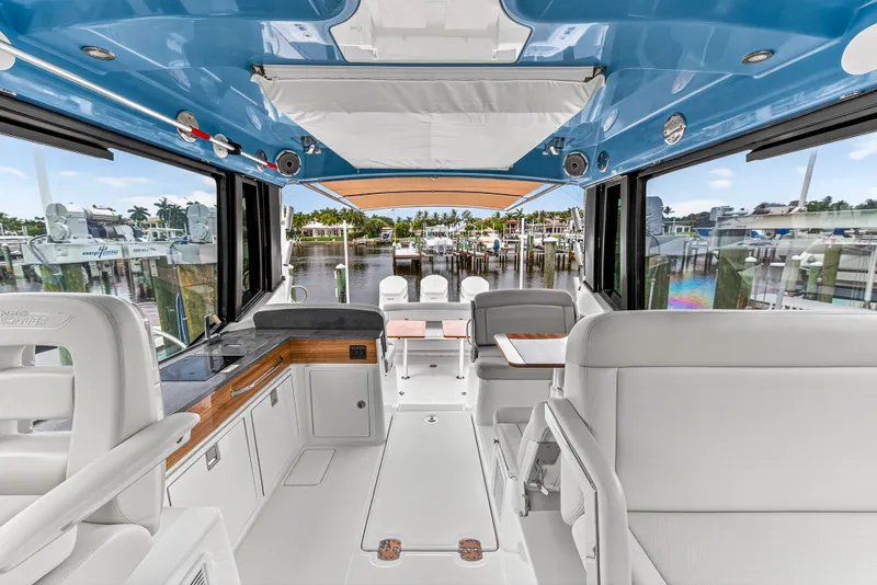 Slide: The Image of Boston Whaler 405 CONQUEST 2024 - 36