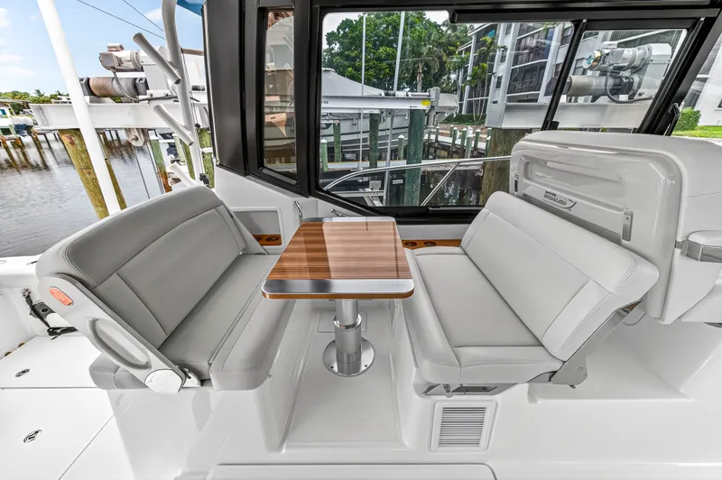 Slide: The Image of Boston Whaler 405 CONQUEST 2024 - 37