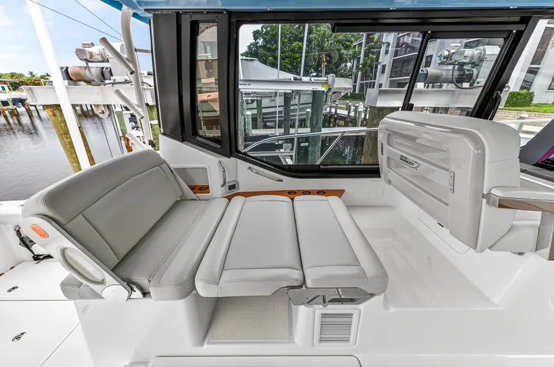 Slide: The Image of Boston Whaler 405 CONQUEST 2024 - 38