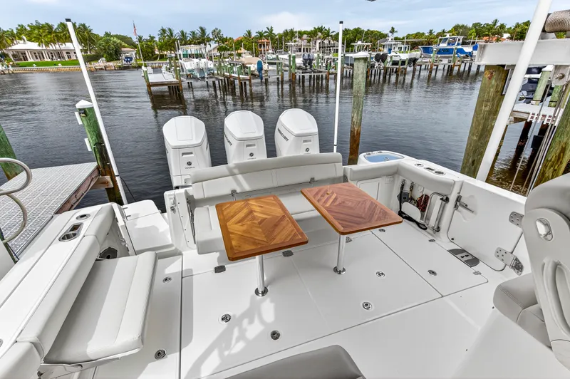 Slide: The Image of Boston Whaler 405 CONQUEST 2024 - 39